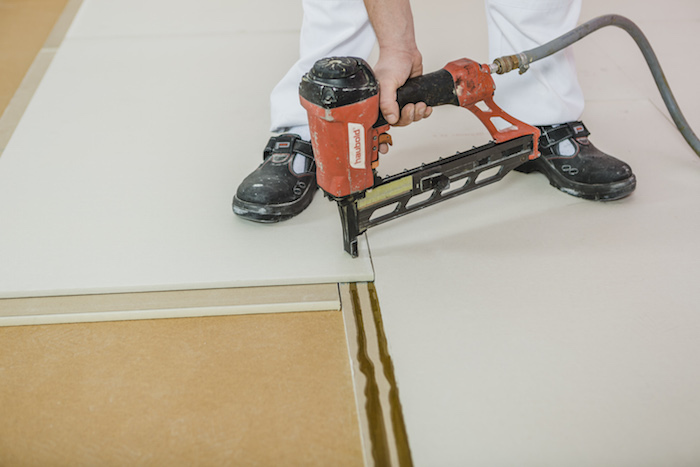 Přisponkování podlahových dílců