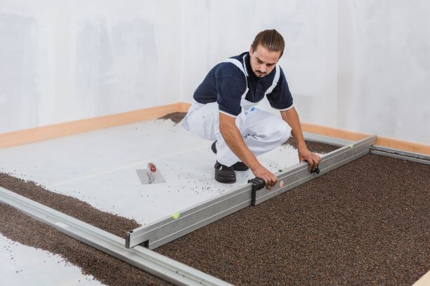 Postup vyrovnání suchého podsypu Rigips před montáží suché podlahy