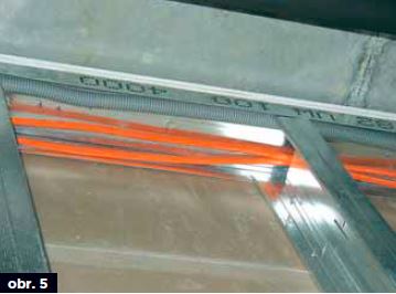 Chybně vedené kabely v konstrukci příčky